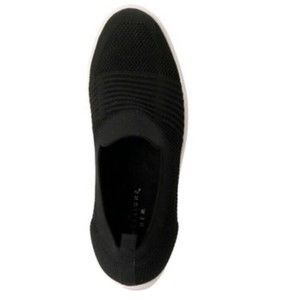 New Directions Wenna Black Sneakers. 6.5M.Foam Filled Footbed.Almost new.MSRP$60